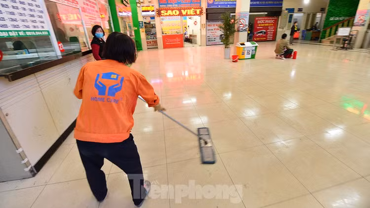 Bến xe Mỹ Đình ngày cuối năm vắng khách đến lạ lùng - ảnh 7