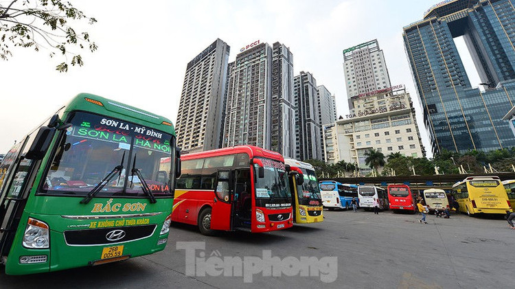 Bến xe Mỹ Đình ngày cuối năm vắng khách đến lạ lùng - ảnh 1