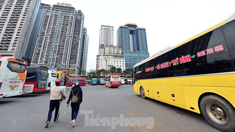 Bến xe Mỹ Đình ngày cuối năm vắng khách đến lạ lùng - ảnh 12
