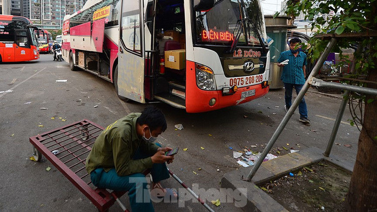 Bến xe Mỹ Đình ngày cuối năm vắng khách đến lạ lùng - ảnh 11