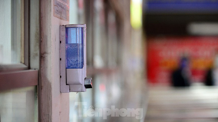 Bến xe Mỹ Đình ngày cuối năm vắng khách đến lạ lùng - ảnh 5