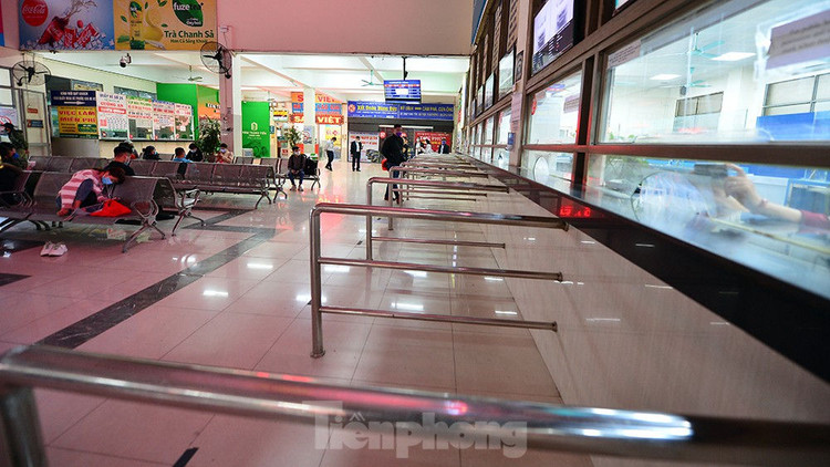 Bến xe Mỹ Đình ngày cuối năm vắng khách đến lạ lùng - ảnh 2