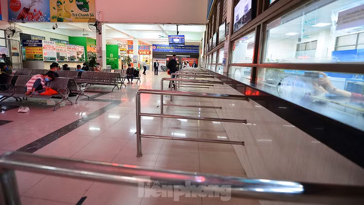 Bến xe Mỹ Đình ngày cuối năm vắng khách đến lạ lùng - ảnh 2