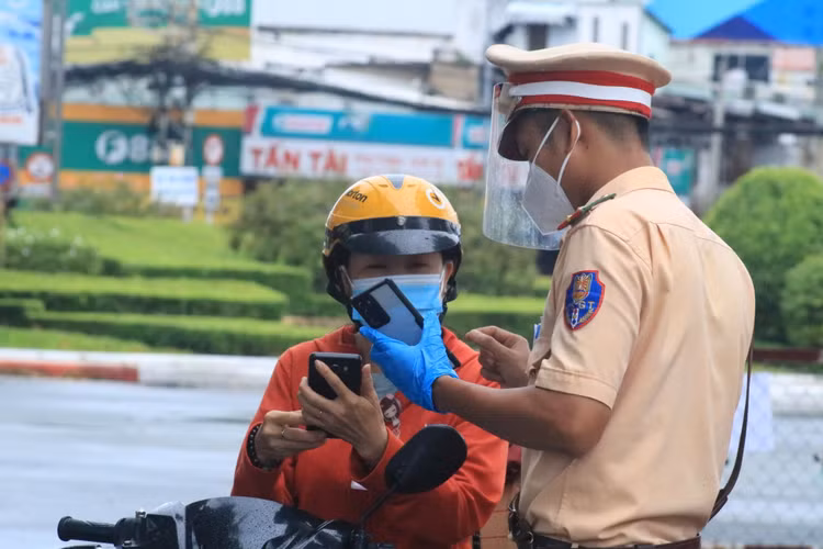 TP.HCM thử nghiệm kiểm soát người đi đường bằng mã QR: Giảm tiếp xúc tối đa - ảnh 3