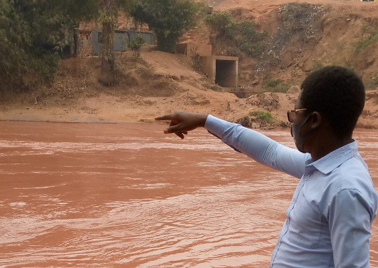 Dòng sông Tshikapa ở thành phố Tshikapa của tỉnh Kasai, Cộng hòa Dân chủ Congo chuyển sang màu đỏ sau vụ rò rỉ /// REUTERS