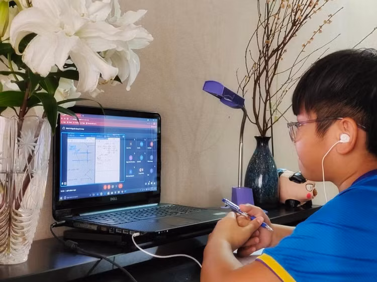 [NÓNG]: TP.HCM đưa ra phương án hỗ trợ hàng chục ngàn học sinh thiếu điều kiện học trực tuyến - ảnh 1