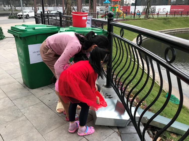 Người Hà Nội cho cá chép đi cầu trượt tiễn ông Công ông Táo về trời - 4