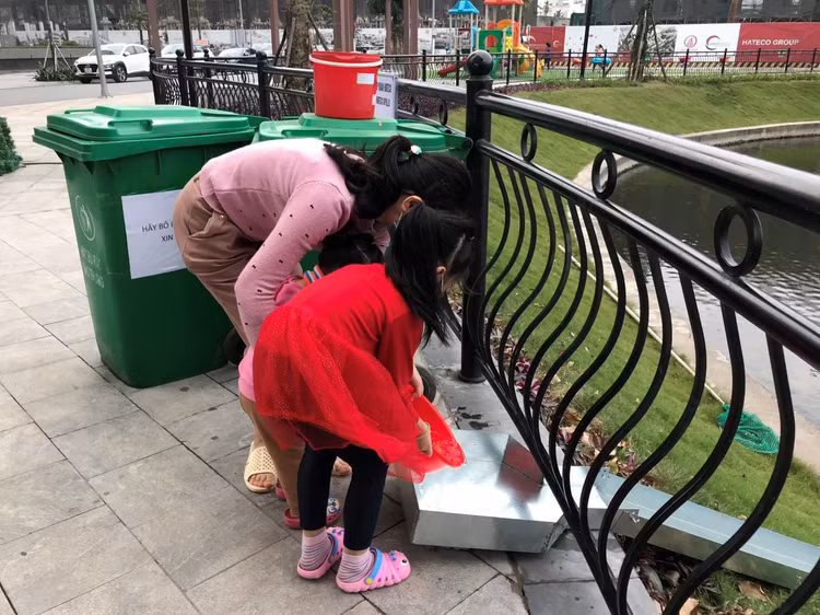 Người Hà Nội cho cá chép đi cầu trượt tiễn ông Công ông Táo về trời - 4