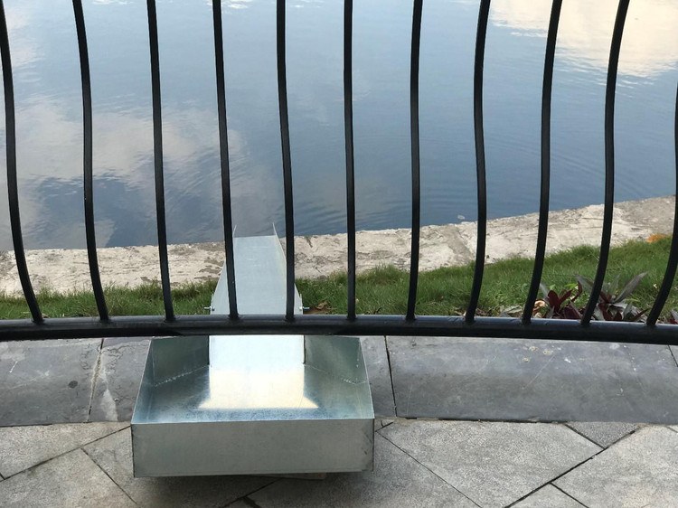 Người Hà Nội cho cá chép đi cầu trượt tiễn ông Công ông Táo về trời - 1