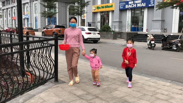 Người Hà Nội cho cá chép đi cầu trượt tiễn ông Công ông Táo về trời - 3