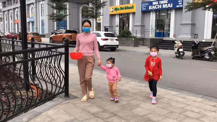 Người Hà Nội cho cá chép đi cầu trượt tiễn ông Công ông Táo về trời - 3