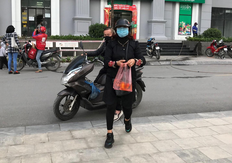 Người Hà Nội cho cá chép đi cầu trượt tiễn ông Công ông Táo về trời - 7