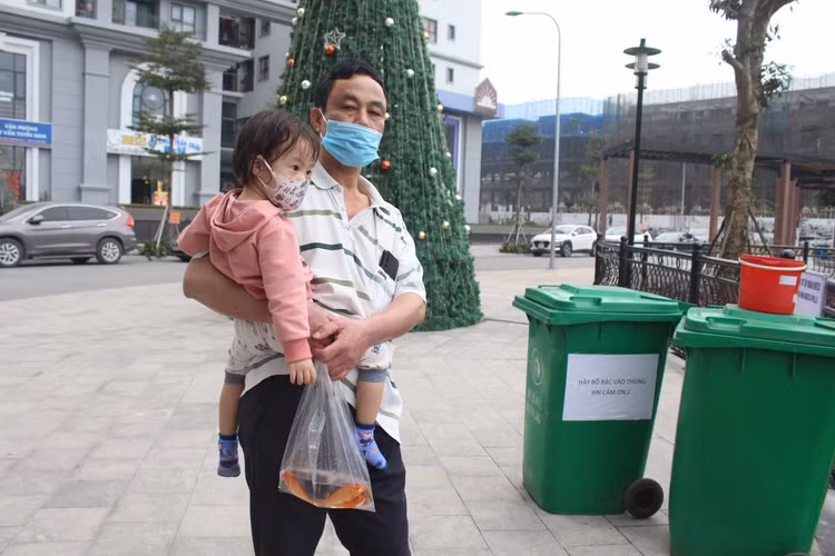 Người Hà Nội cho cá chép đi cầu trượt tiễn ông Công ông Táo về trời - 6