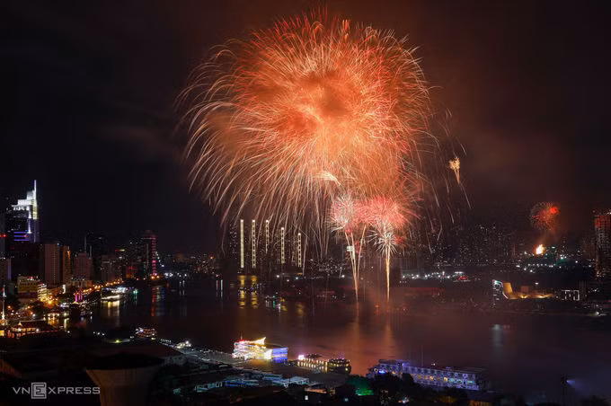 Bắn pháo hoa giao thừa Tết Dương lịch 2021 ở hầm Thủ Thiêm, TP Thủ Đức. Ảnh: Hữu Khoa.