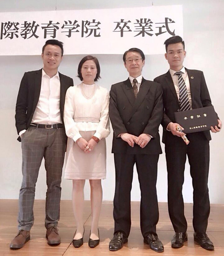 Sau những nỗ lực không mệt mỏi, cuối cùng Vũ Khắc Sơn (người ngoài cùng bên phải) cũng có được tấm bằng trong tay làm hành trang để mưu sinh tại Nhật Bản.