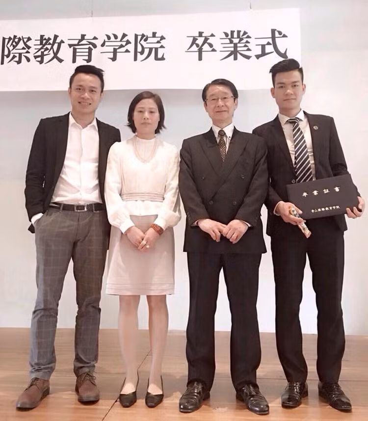 Sau những nỗ lực không mệt mỏi, cuối cùng Vũ Khắc Sơn (người ngoài cùng bên phải) cũng có được tấm bằng trong tay làm hành trang để mưu sinh tại Nhật Bản.