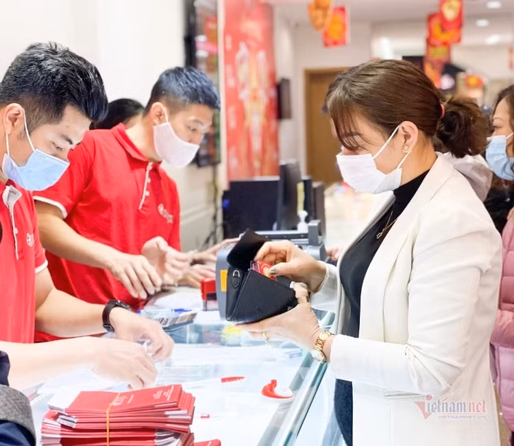 Giá vàng hôm nay 15/3: Sẽ còn giảm sâu, găm tiền chờ thời