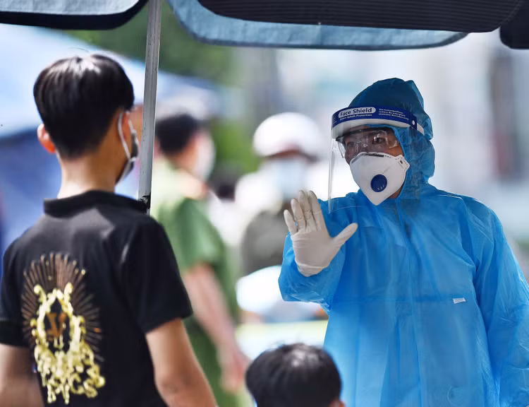 8.530 nguoi mac Covid-19 trong ngay 24/9, TP.HCM giam 1.266 ca hinh anh