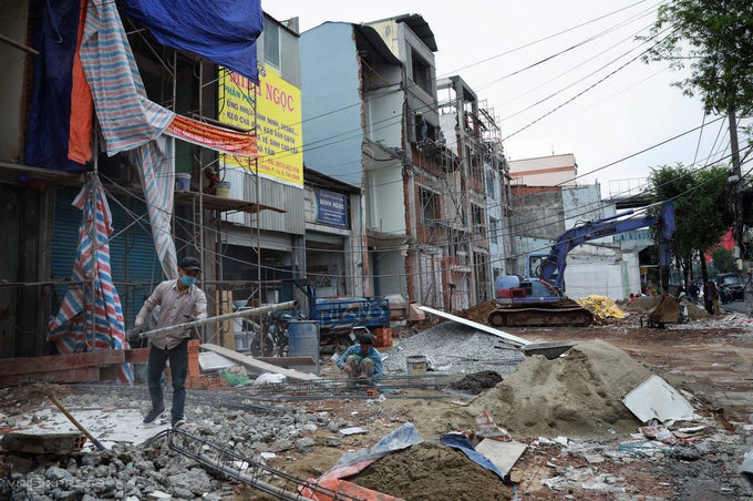 Người dân mặt tiền đường Cách Mạng Tháng Tám, quận Tân Bình tháo dỡ nhà bàn giao mặt bằng cho dự án Metro Số 2, năm 2020. Ảnh: Hữu Khoa.