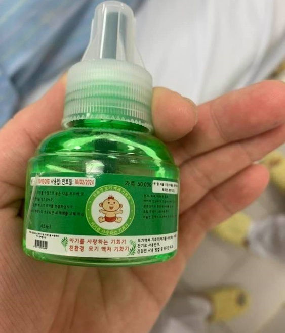 Lọ tinh dầu có chứa thành phần thuốc trừ sâu cypermethrine. Ảnh: Bác sĩ cung cấp.