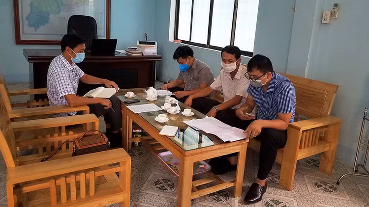 Cán bộ Văn phòng Đăng ký đất đai tỉnh Kon Tum phân tích đặc điểm của Giấy chứng nhận QSDĐ giả