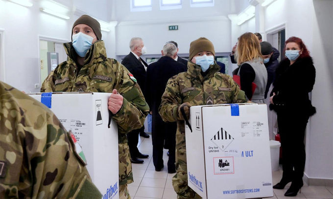 Binh sĩ Hungary vận chuyển các thùng vaccine Pfizer-BioNTech tới một bệnh viện ở thủ đô Budapest tháng 12/2020. Ảnh: Reuters.