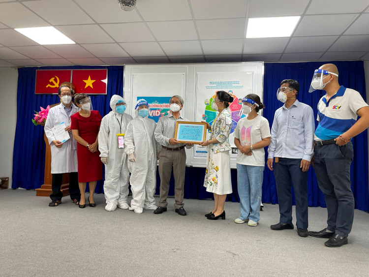 Bà Nguyễn Lê Vân, Phó Trưởng Phòng Báo chí (Sở Thông tin &amp; Truyền thông TPHCM) trao thư cảm ơn đến BSCKII Võ Đức Chiến, Giám đốc Bệnh viện Nguyễn Tri Phương.