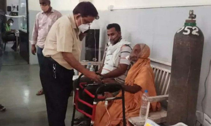 Shakuntala Gaikwad, cụ bà 76 tuổi mắc Covid-19, đang được điều trị ở bệnh viện Silver Jubilee tại thành phố Baramati, Ấn Độ. Ảnh: India Today.