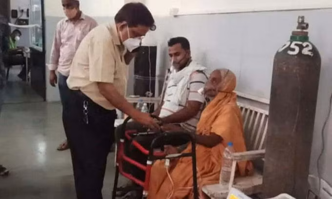 Shakuntala Gaikwad, cụ bà 76 tuổi mắc Covid-19, đang được điều trị ở bệnh viện Silver Jubilee tại thành phố Baramati, Ấn Độ. Ảnh: India Today.