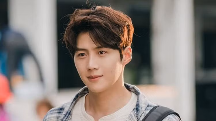 kim-seon-ho-dalam-drama-hometown-cha-cha-cha.jpeg