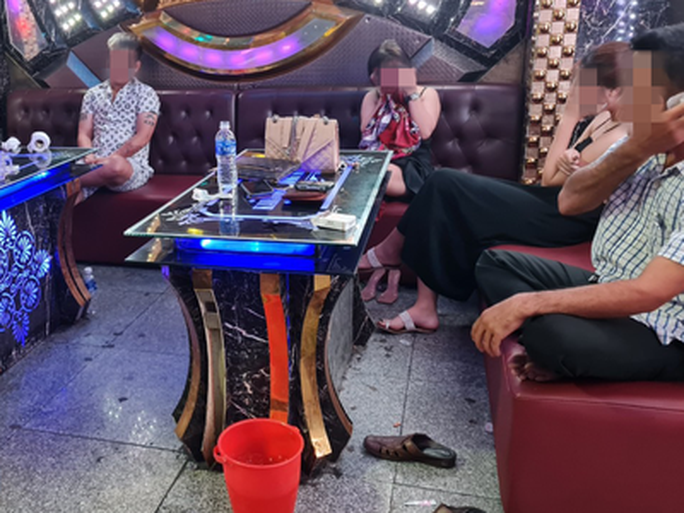 Phát hiện nhiều nhóm thanh niên tổ chức “tiệc ma túy” trong phòng karaoke - Ảnh 2.