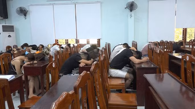 Phát hiện nhiều nhóm thanh niên tổ chức “tiệc ma túy” trong phòng karaoke - Ảnh 1.