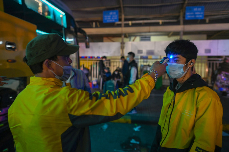 Sinh vien hoi ha roi Thu do lo so dich Covid-19 anh 3