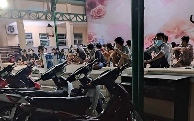 Những người vi phạm bị đưa về phường lập biên bản xử phạt. Ảnh: UBND phường Phước Long B.