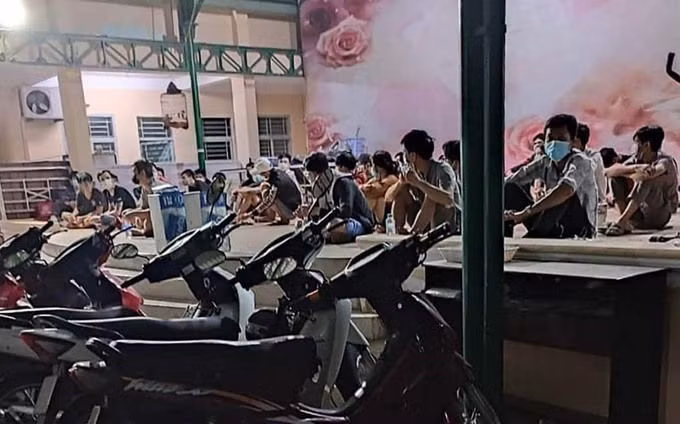 Những người vi phạm bị đưa về phường lập biên bản xử phạt. Ảnh: UBND phường Phước Long B.