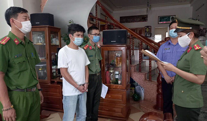 Công an đọc lệnh bắt giam Trần Thanh Sơn. Ảnh: Bảo Nam.