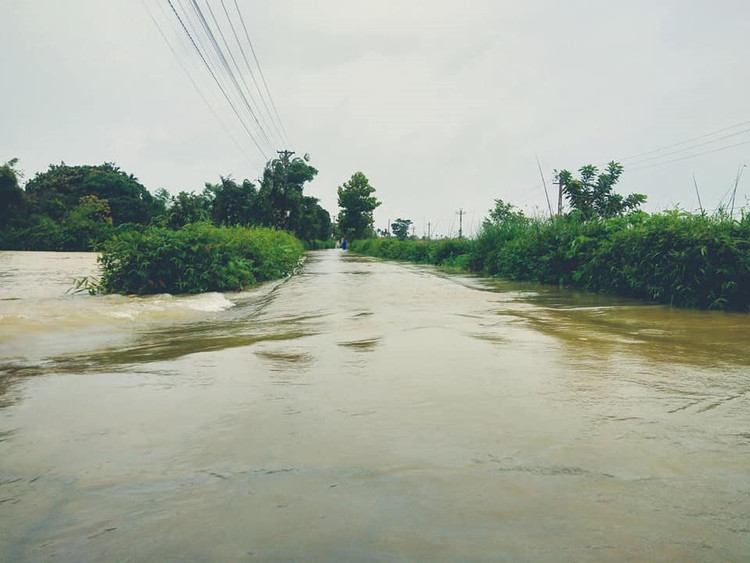 anh1-nuoc-ngap-doan-duong-lien-thon-tai-xa-phong-hoa-1-.jpg