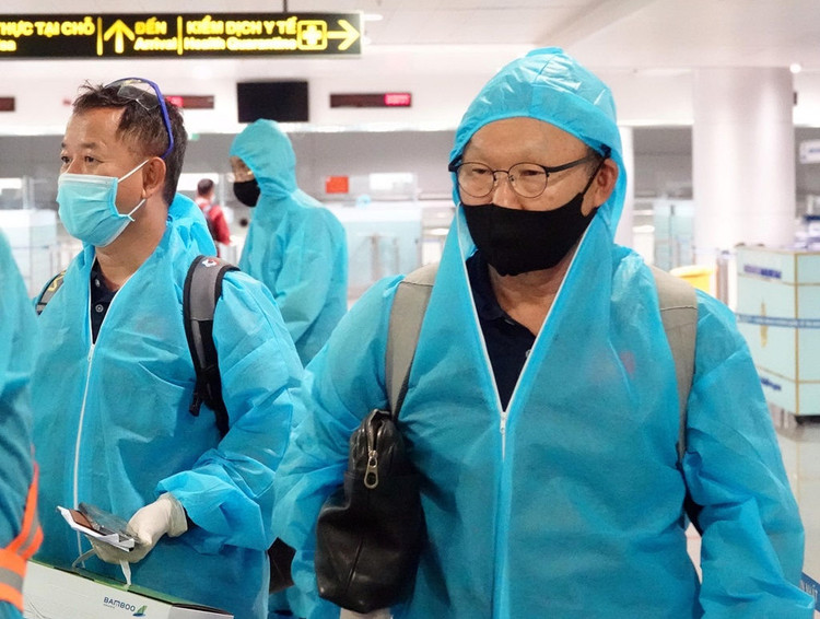 Thầy Park và trợ lý Lê Huy Khoa tại sân bay vào ngày 17.6 vừa qua /// ẢNH: NGỌC LINH