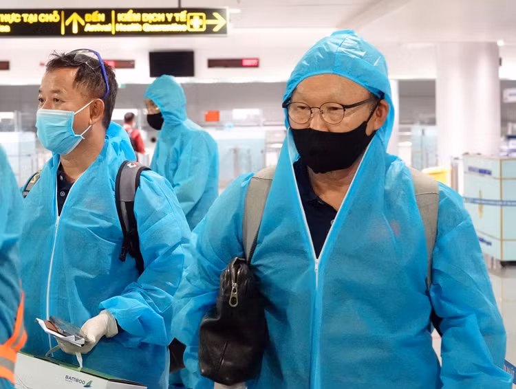 Thầy Park và trợ lý Lê Huy Khoa tại sân bay vào ngày 17.6 vừa qua /// ẢNH: NGỌC LINH