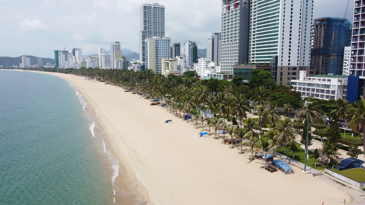 Biển Nha Trang không bóng người vì dịch bệnh /// HIỀN LƯƠNG