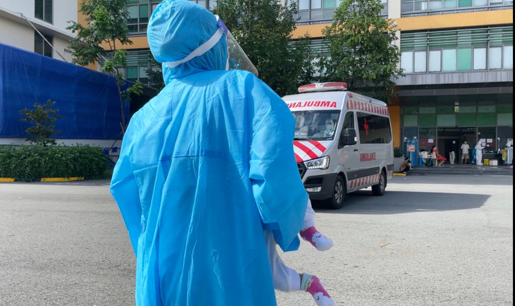 Xúc động nữ bác sĩ quân y ôm cháu bé chạy bộ đi cấp cứu - ảnh 3