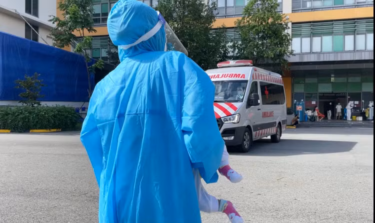 Xúc động nữ bác sĩ quân y ôm cháu bé chạy bộ đi cấp cứu - ảnh 3