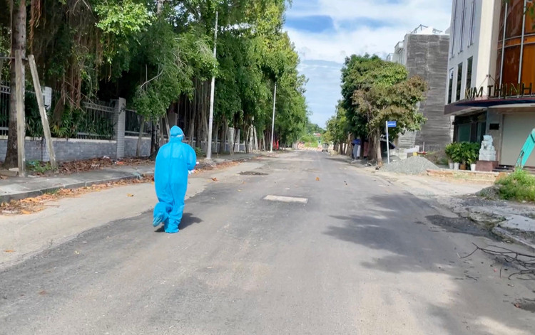 Xúc động nữ bác sĩ quân y ôm cháu bé chạy bộ đi cấp cứu - ảnh 2