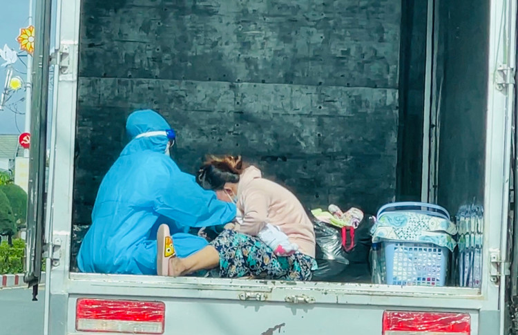 Xúc động nữ bác sĩ quân y ôm cháu bé chạy bộ đi cấp cứu - ảnh 1