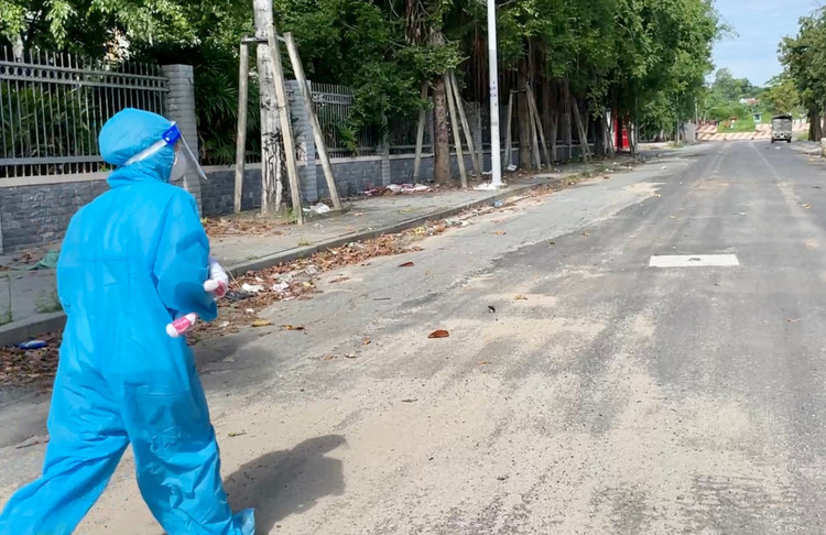 Bác sĩ Linh ôm cháu bé chạy trên đường /// ĐỖ TRƯỜNG