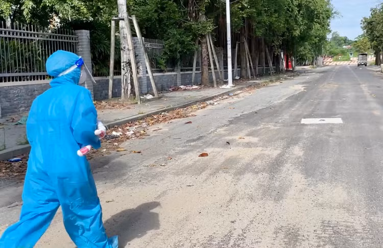 Bác sĩ Linh ôm cháu bé chạy trên đường /// ĐỖ TRƯỜNG