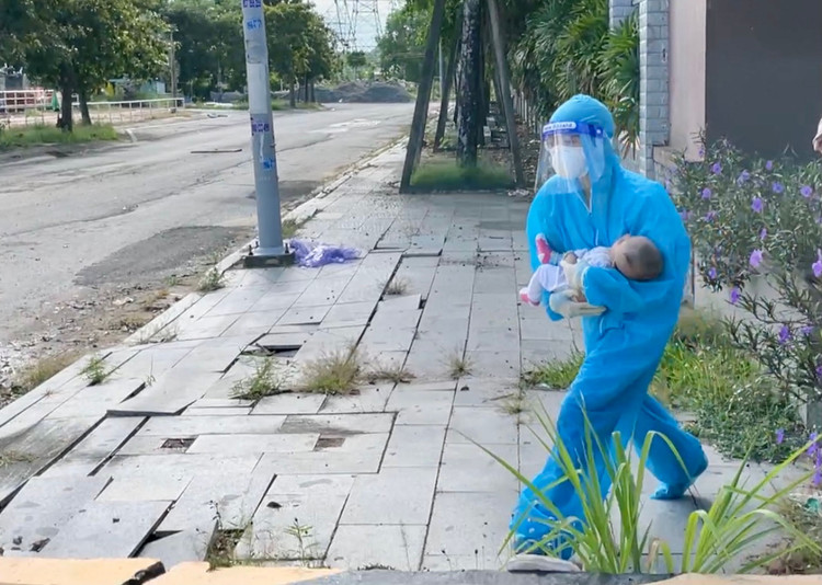 Xúc động nữ bác sĩ quân y ôm cháu bé chạy bộ đi cấp cứu - ảnh 4