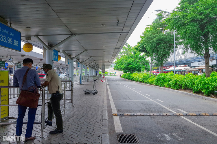 Sân bay Tân Sơn Nhất vắng vẻ.jpg