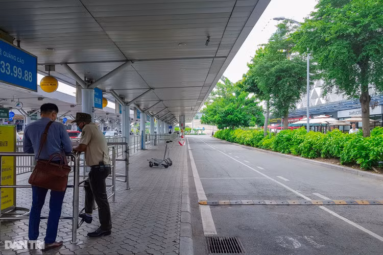 Sân bay Tân Sơn Nhất vắng vẻ.jpg