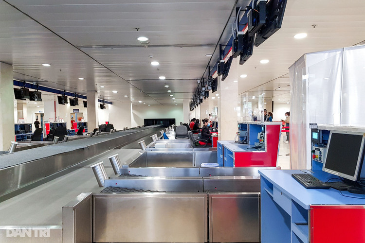 Sân bay Tân Sơn Nhất vắng vẻ.jpg